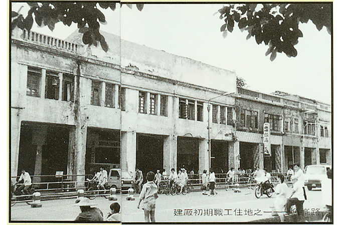1958年，527名工人從上海等地來到柳州建廠扎根、白手起家，建造了柳工前身“柳州建筑機(jī)械制造廠”，標(biāo)志著柳工正式創(chuàng)建