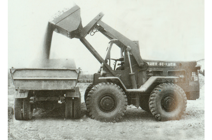 1966年，柳工第一臺(tái)裝載機(jī)Z435研制成功
