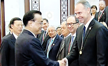 李克強(qiáng)會(huì)見獲“中國政府友誼獎(jiǎng)”外國專家　愛德華獲此殊榮并應(yīng)邀參加頒獎(jiǎng)典禮