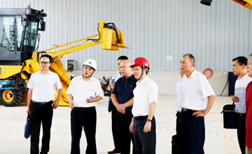 韋周凡到柳工農(nóng)機(jī)公司調(diào)研時(shí)指出　抓住重大機(jī)遇 積極開拓市場