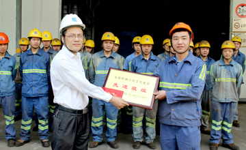 挖掘機(jī)公司結(jié)構(gòu)件廠底架班榮獲“全國(guó)先進(jìn)班組獎(jiǎng)”