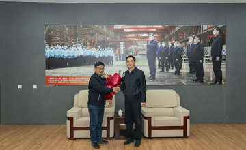 自治區(qū)領導慰問柳工技術專家和技能人才