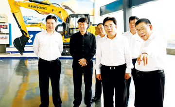 自治區(qū)高院院長黃海龍蒞臨公司調(diào)研