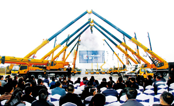 十年攀登不止 共筑共創(chuàng)共贏 安徽柳工舉辦2018年商務(wù)大會(huì)暨起重機(jī)銷售萬(wàn)臺(tái)慶典儀式