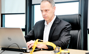 提升研發(fā)試驗(yàn)?zāi)芰?#x3000;愛德華有秘密武器——記柳工“中國政府友誼獎(jiǎng)”獲得者愛德華