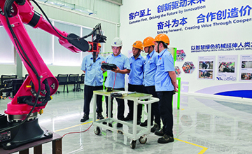 柳工裝載機裝配技能工作室揭牌 深耕高技能人才培養(yǎng)與智能制造