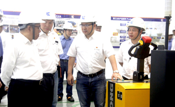 深入基層調(diào)研 解決一線問題 公司領(lǐng)導(dǎo)曾光安、黃海波到叉車公司進(jìn)行調(diào)研
