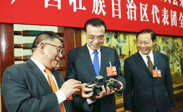 李克強(qiáng)出席第十三屆全國人大一次會(huì)議廣西代表團(tuán)分組討論 曾光安書記向李克強(qiáng)總理匯報(bào)工作