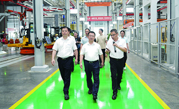 工業(yè)和信息化部電子信息司副司長史惠康一行到柳工開展調研