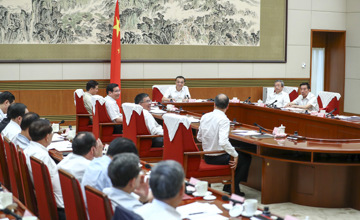 柳工集團(tuán)董事長(zhǎng)曾光安向國(guó)務(wù)院總理李克強(qiáng)匯報(bào)工作