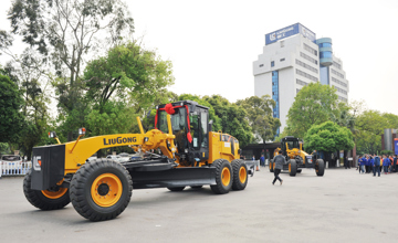 柳工機(jī)械助力“一帶一路”建設(shè) 公司出口哈薩克斯坦22臺(tái)設(shè)備隆重發(fā)車(chē)