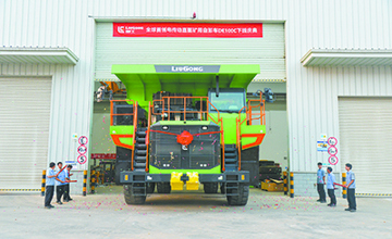 全球首創(chuàng)技術(shù)應(yīng)用！柳工DE100C剛性自卸車(chē)下線