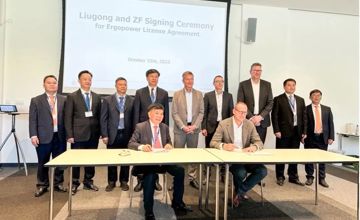 自治區(qū)黨委常委、副主席許永錁見證柳工與ZF公司簽署產(chǎn)品技術(shù)許可協(xié)議