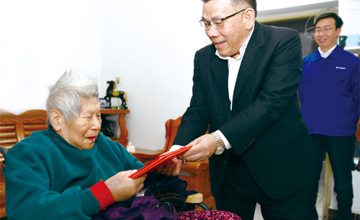 公司領(lǐng)導(dǎo)率隊(duì) 慰問(wèn)建廠元老