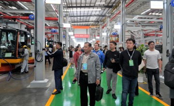 70+中外媒體記者齊聚 | 2025“東盟伙伴”媒體合作周聯(lián)合采訪團走進柳工挖掘機智慧工廠