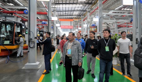 70+中外媒體記者齊聚 | 2025“東盟伙伴”媒體合作周聯(lián)合采訪(fǎng)團(tuán)走進(jìn)柳工挖掘機(jī)智慧工廠(chǎng)