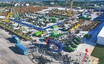 2025柳工全球經(jīng)銷商年會暨11·26全球客戶節(jié)盛大舉行 現(xiàn)場簽約意向訂單總額達60億元